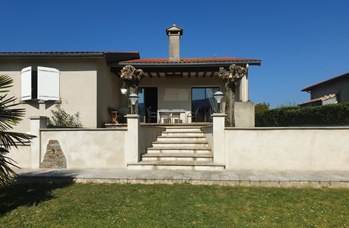 Outdoor landscaping in caroux stone with shot-peened finish