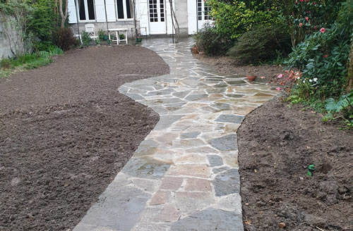 Réalisation d'une allée de jardin en pierre des Martys