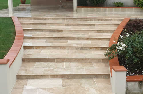 AFTER - Dressing of a terrace with a travertine staircase