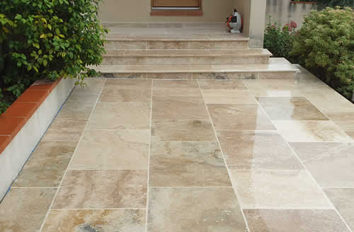 AFTER - Dressing of a terrace with a travertine staircase
