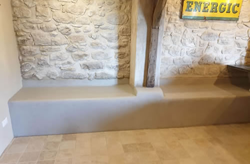 Natural lime plaster for a bench seat