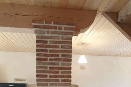 Réalisation d'un pilier en briques et mise en oeuvre d'une poutre en douglas