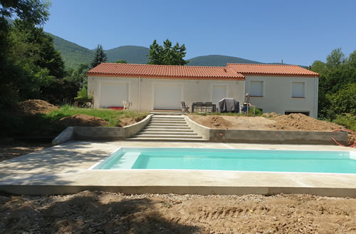 Development of a pool area: edging and stairs